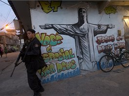 Brazilské bezpenostní jednotky obsadily rozlehlý slum Mare poblí Rio de...