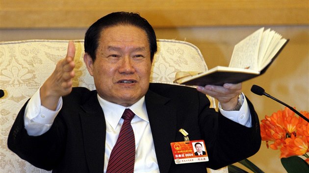 Bval bezpenostn f ou Jung-kchang na snmku z bezna 2011 promlouv na Nrodnm lidovm kongresu v Pekingu.