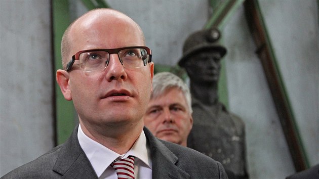 Premiér Bohuslav Sobotka pi návtv uranového dolu v Dolní Roínce.