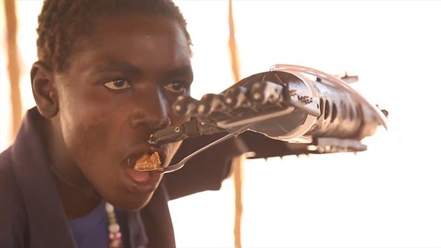 Súdánský mladík Daniel se díky protéze vytisknuté na 3D tiskárn mohl po dvou...