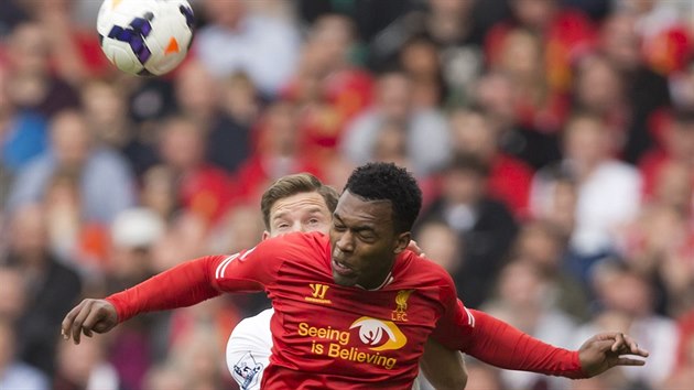 Daniel Sturridge (v poped) z Liverpoolu hlavikuje ped Janem Vertonghenem z Tottenhamu.