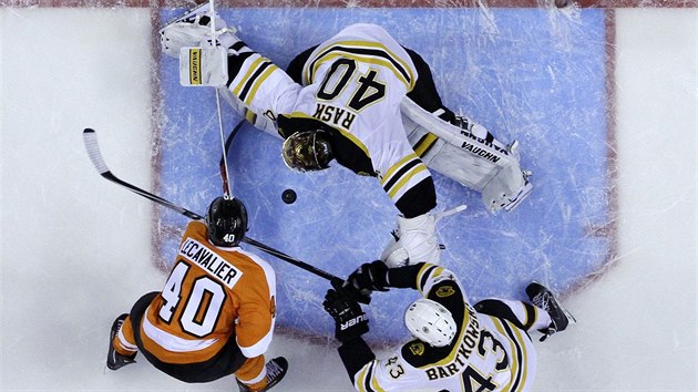 Vincent Lecavalier (vlevo) z Philadelphie se pokou dorazit puk za bostonskho branke Tuukku Raska.