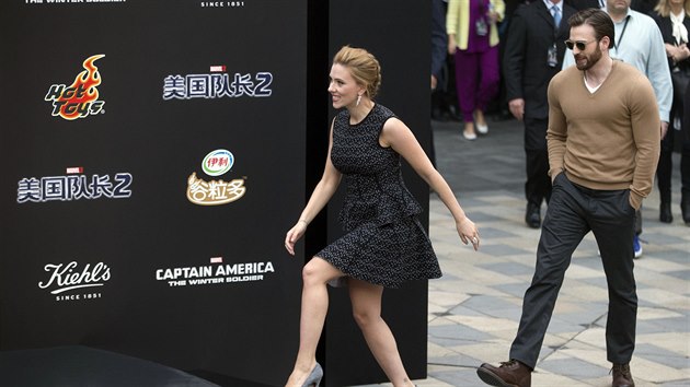 Scarlett Johanssonov a Chris Evans na nsk premie filmu (24. bezna 2014).