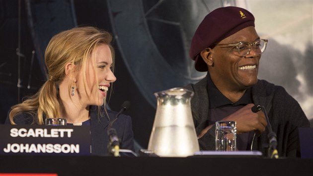 Scarlett Johanssonov a Samuel L. Jackson na tiskov konferenci ped londnskou premirou (20. bezna 2014).
