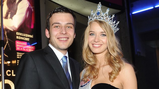 eská Miss 2014 Gabriela Franková a její pítel Roman (29. bezna 2014)