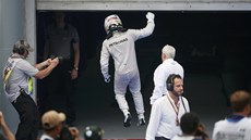 VÍTZNÉ POSKOENÍ. Lewis Hamilton se raduje po Velké cen Malajsie.