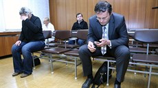 Ivo Žurek před vyhlášením rozsudku, vlevo se skrývá další odsouzená Jiřina... Ivo Žurek před vyhlášením rozsudku, vlevo se skrývá další odsouzená Jiřina...