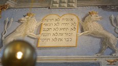 Opravená synagoga ve kyni.