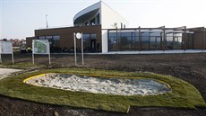 Za čtyřicet milionů korun vyrostla v Ostrožské Nové Vsi moderní golfová... Za čtyřicet milionů korun vyrostla v Ostrožské Nové Vsi moderní golfová...