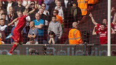 Luis Suarez z Liverpoolu slaví svj gól do sít Tottenhamu.