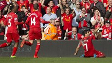 Luis Suarez slaví se spoluhráči z Liverpoolu svůj gól do sítě Tottenhamu. Luis Suarez slaví se spoluhráči z Liverpoolu svůj gól do sítě Tottenhamu.