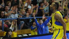 Kwamain Mitchell slaví s ústeckými fanoušky. Kwamain Mitchell slaví s ústeckými fanoušky.