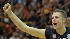 Dínský basketbalista Jan Jiíek slaví bhem utkání s Ústím.