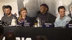 Chris Evans, Scarlett Johanssonová, Samuel L. Jackson a dalí herci na tiskové...