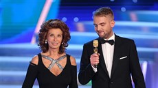 Pedsedkyn poroty soute eská Miss 2014 Sophia Lorenová a moderátor Libor...