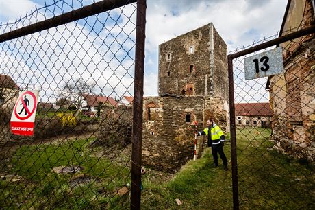 Hradenínskou tvrz po rekonstrukci by návtvníci mohli navtívit jet letos