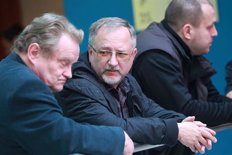 Jií Stebeovský (uprosted) u brnnského mstského soudu (1. dubna 2014).