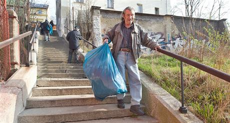 Odpadem naplnili bezdomovci dvanáct velkých plastových vak.