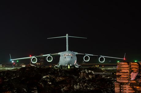 Transportní letoun C-17 Globemaster na základn Manas v Kyrgyzstánu