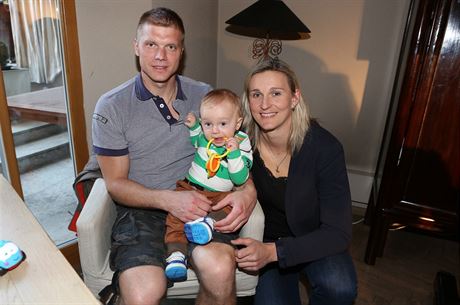 Barbora potáková s pítelem Lukáem a desetimsíním synem Jankem.