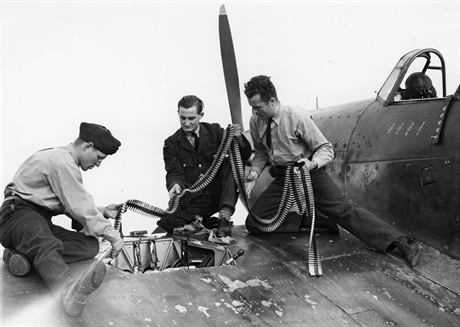 Mechanici a zbrojíi 310. eskoslovenské stíhací peruti RAF na letiti Duxford...