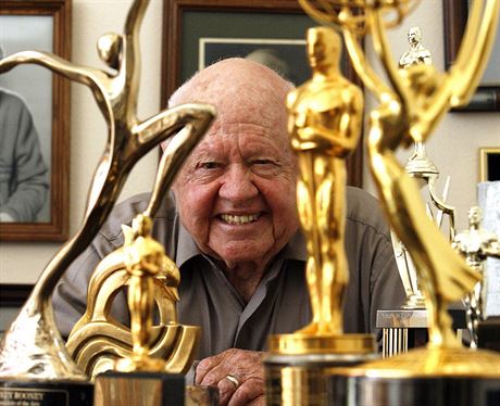 Americký herec Mickey Rooney se svými cenami, Oscarem, Zlatým globem i Emmy.