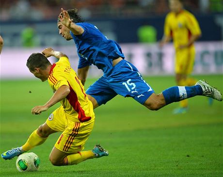 Slovenský fotbalista Tomá Kóa (vpravo) bojuje o mí proti Gabrielu Torjemu v