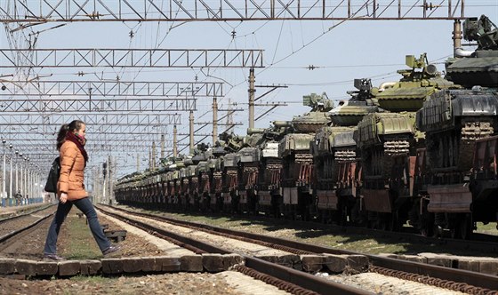 Na nádraí v Simferopolu dorazily ruské tanky, ty ukrajinské se postupn odváí...