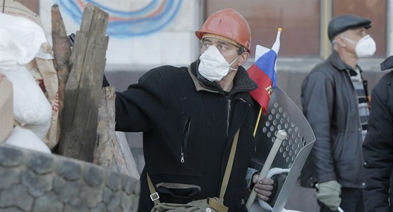 Ruský demonstrant ped sídlem místního gubernátora v Doncku (8. dubna 2014)