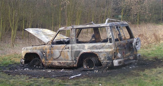 Ve vraku zcela shoelého vozu Nissan Patrol u Hostoun na Kladensku nali...