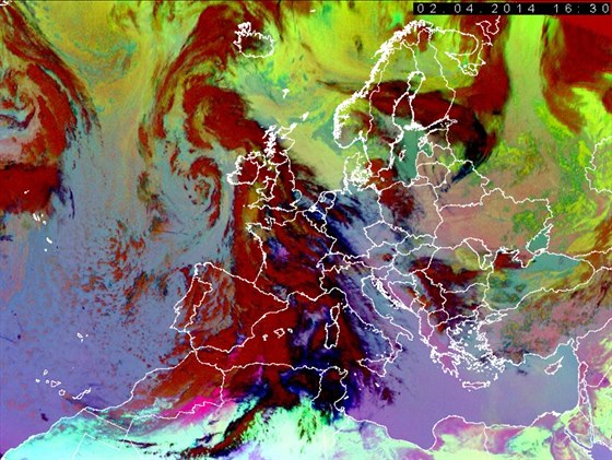 Druicový snímek zachycuje, jak se písek ze Sahary pesunuje nad Evropu.