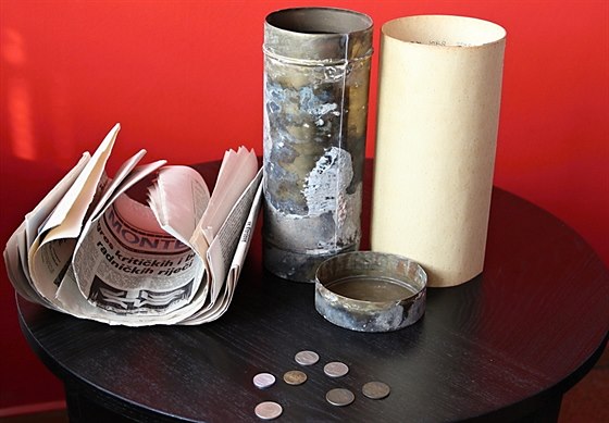 Kovový tubus s archiváliemi a mincemi objevili dlníci, kdy pipravovali...