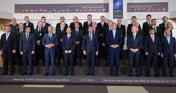 Ministi zahranií NATO na dubnové schzce v Bruselu. esko zastupuje Lubomír...