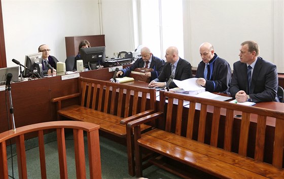 Exnámstek Vladimír ika (vpravo) a bývalý editel odboru informatiky ministerstva práce a sociálních vcí Milan Hojer (tetí zprava) u Mstského soudu v Praze. (8. dubna 2014) 