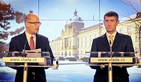 Premiér Bohuslav Sobotka (SSD) a ministr financí Andrej Babi (ANO)