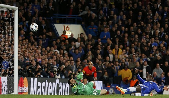 ROZHODUJÍCÍ MOMENT. Gólman Paris St Germain Salvatore Sirigu na mí  z nohy