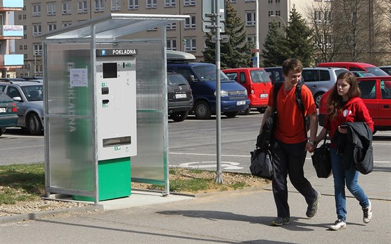 Parkovit u jihlavské nemocnice je zatím zdarma, kvli potíím s technikou.