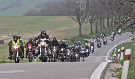 Po hodinovém pobytu na námstí vyrazila kolona motorká na...