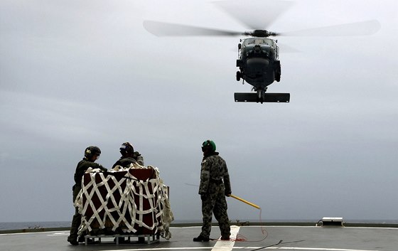 Australský vrtulník pivezl zásoby posádce lodi HMAS Success, která v Indickém