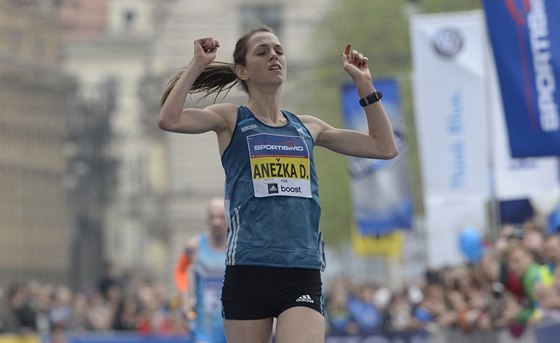 Aneka Drahotová v cíli Praského plmaratonu. 