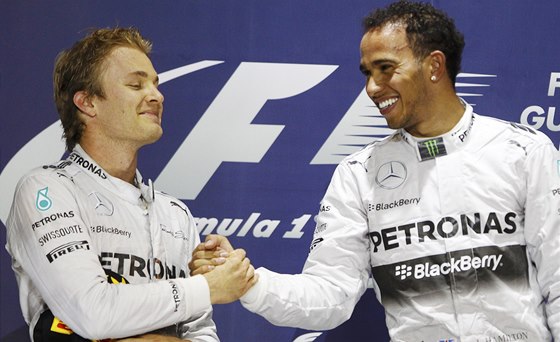 Nico Rosberg a Lewis Hamilton po Velké cen Bahrajnu formule 1. 