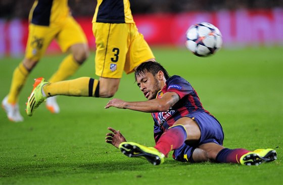 Útoník Neymar z Barcelony na zemi pi zápase Ligy mistr
