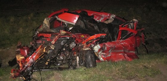 Osobní auto bylo po nehod zcela zdemolované, jeho idi náraz do kamionu...