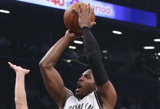 Joe Johnson z Brooklynu útoí na ko Houstonu.