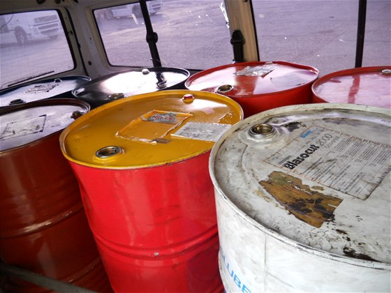 Jihoetí celníci zajistili letos pes 30 tisíc litr minerálních olej. Ilustraní snímek