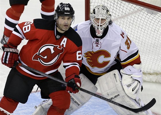 Jaromír Jágr z New Jersey eká na anci ped brankou Karriho Räma z Calgary.