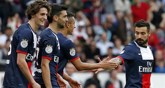 DOBRÁ PRÁCE, CHLAPI. Fotbalisté Paris St. Germain oslavují tetí branku do sít...