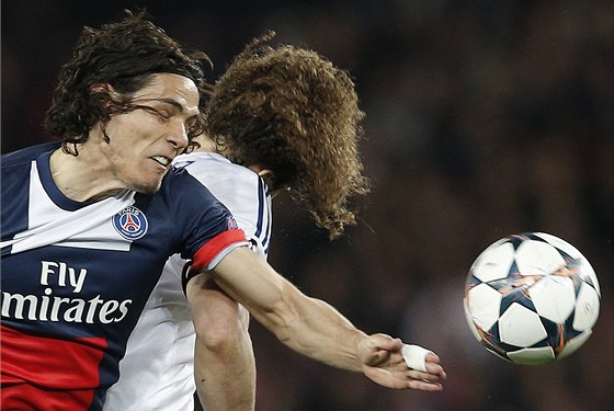 VLASATCI. Paíský Edinson Cavani bojuje o mí s Davidem Luizem z Chelsea. 