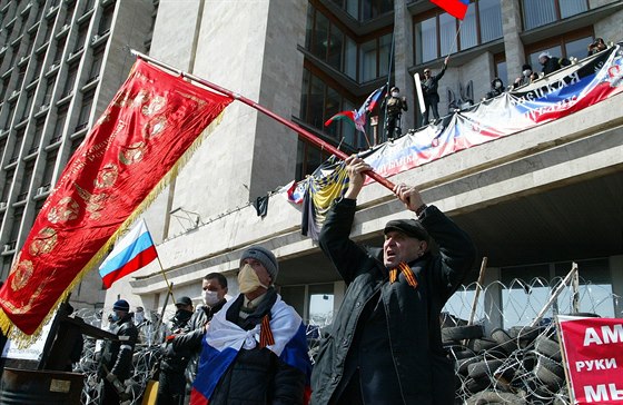 Aktivisté mávali ped sídlem doncké regionální vlády krom ruských vlajek i...