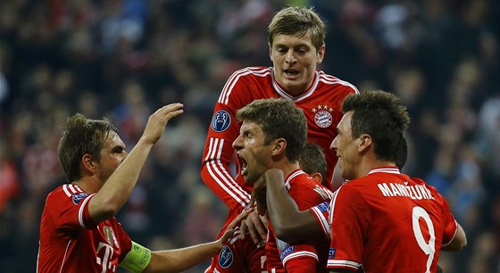 OBRAT SKÓRE. Fotbalisté Bayernu Mnichov se radují z gólu Thomase Müllera (dole